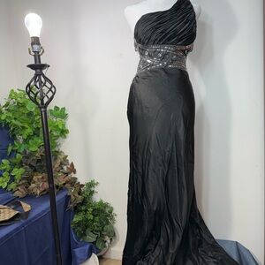 Elegant Black One-Shoulder Gown